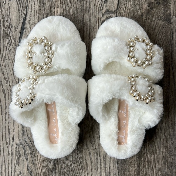 She is Cheval Shoes White Faux Mink Neverending Story Slippers Size 7 Bridal - Picture 5 of 11